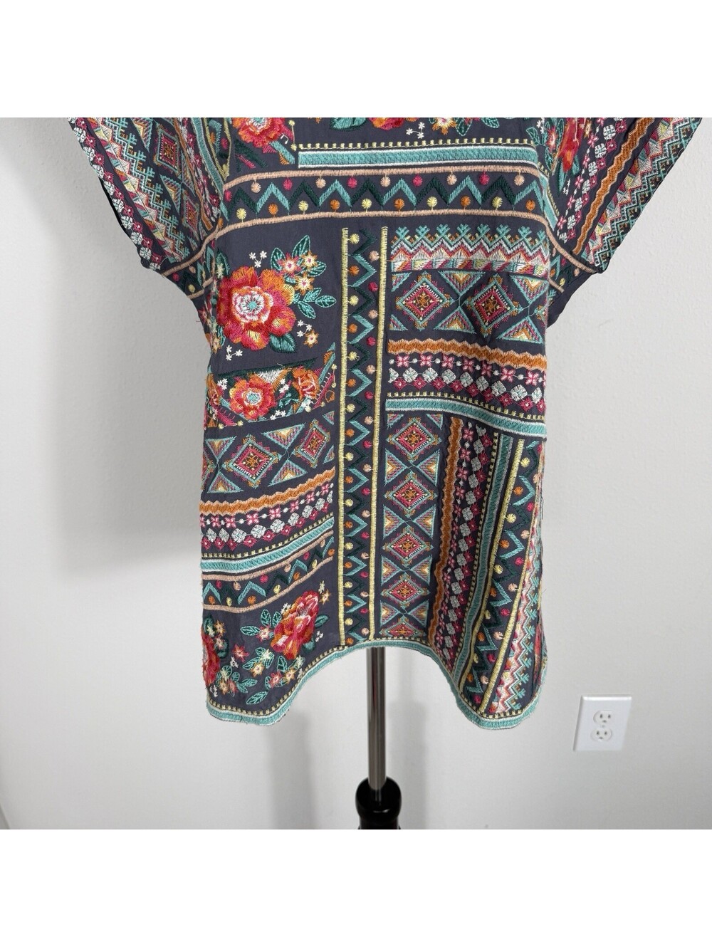 Savannah Jane Cap Sleeve Floral Embroidered Southwestern Boho Rayon Top Size M - Picture 3 of 8